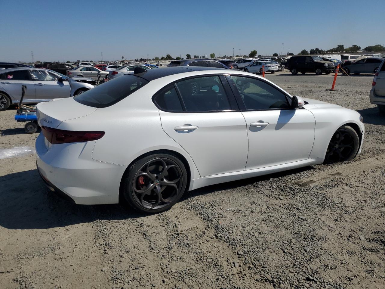 2017 ALFA ROMEO GIULIA TI photo 3