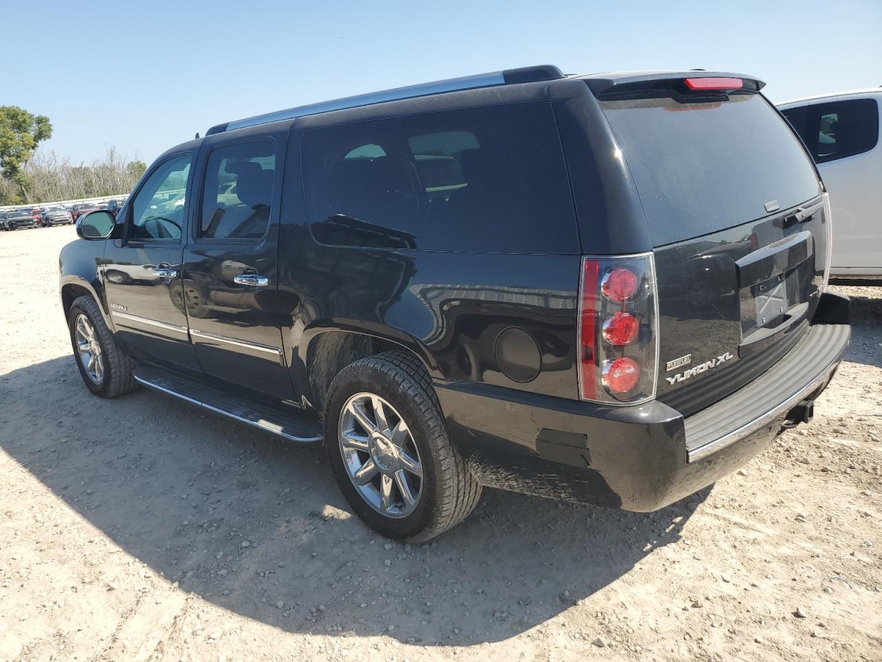 2012 GMC YUKON XL DENALI photo 2