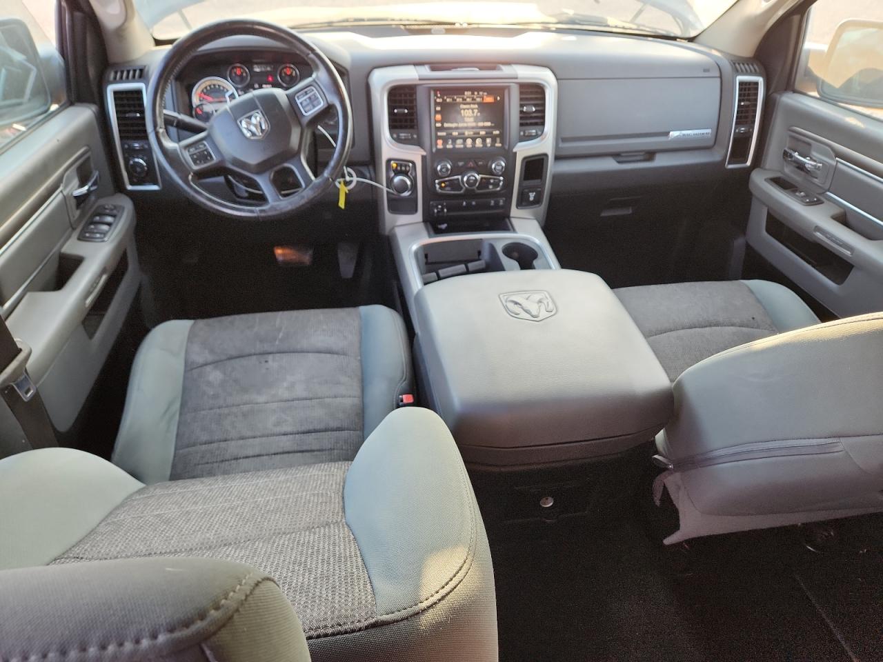 2016 RAM 1500 SLT photo 8