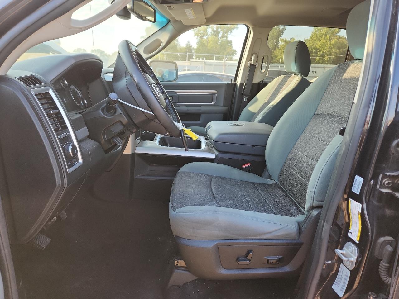 2016 RAM 1500 SLT photo 7