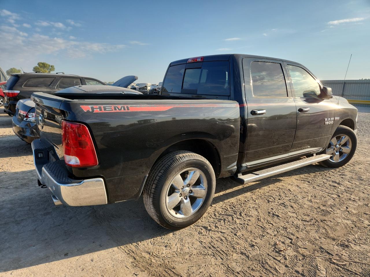 2016 RAM 1500 SLT photo 3