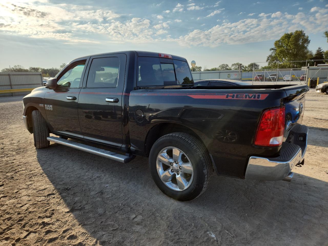 2016 RAM 1500 SLT photo 2