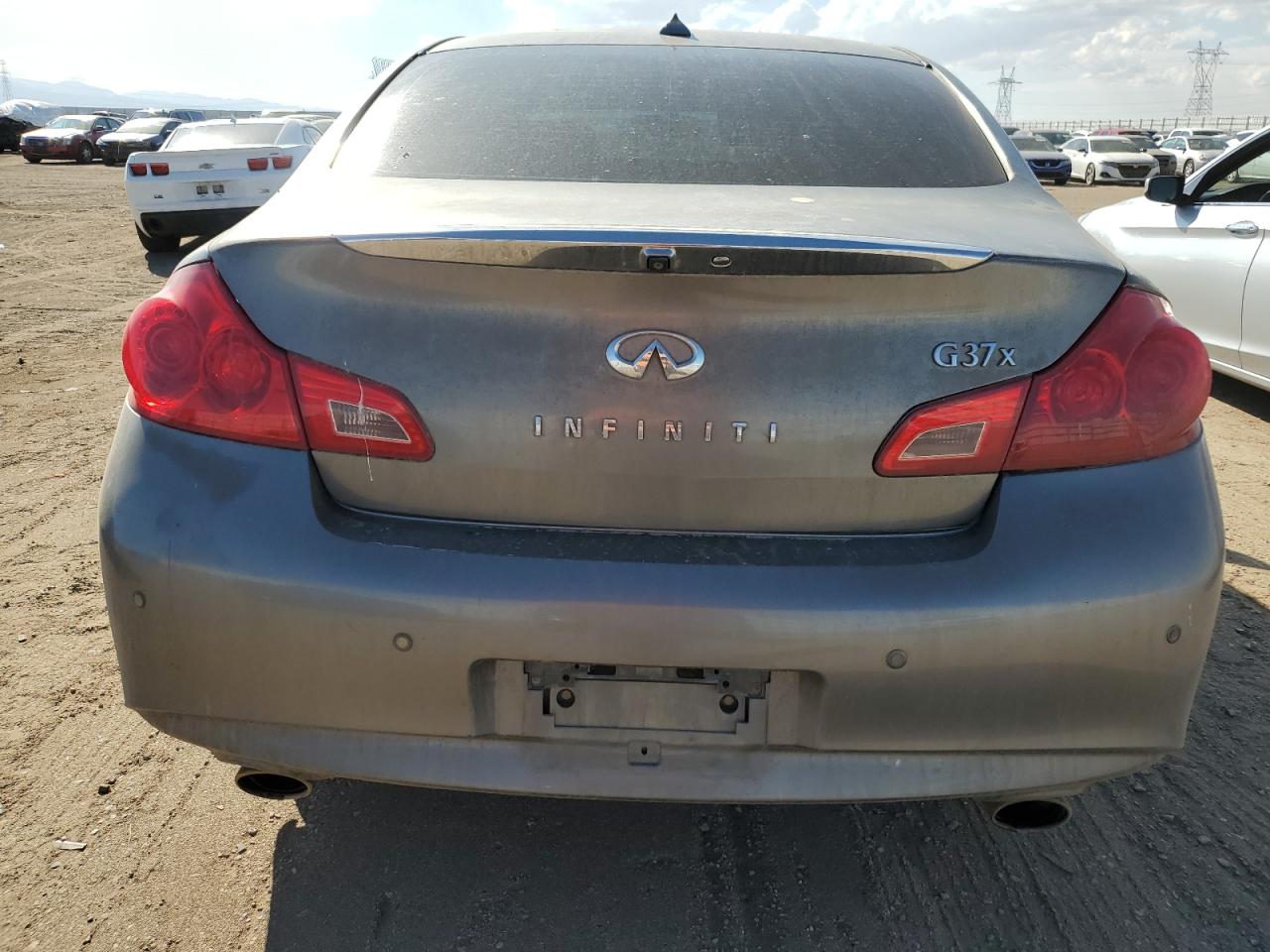 2011 INFINITI G37 photo 11
