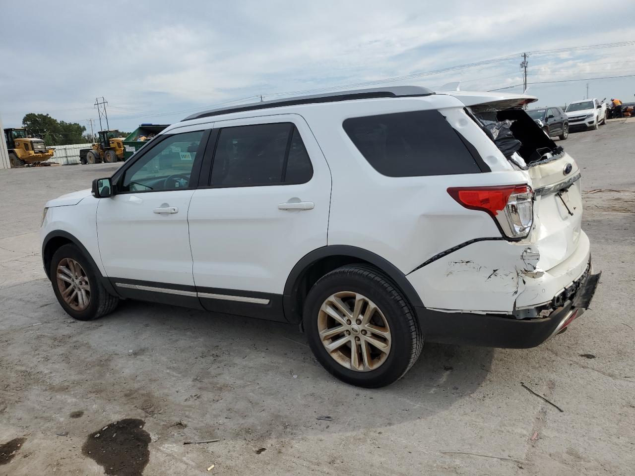 2016 FORD EXPLORER XLT photo 4