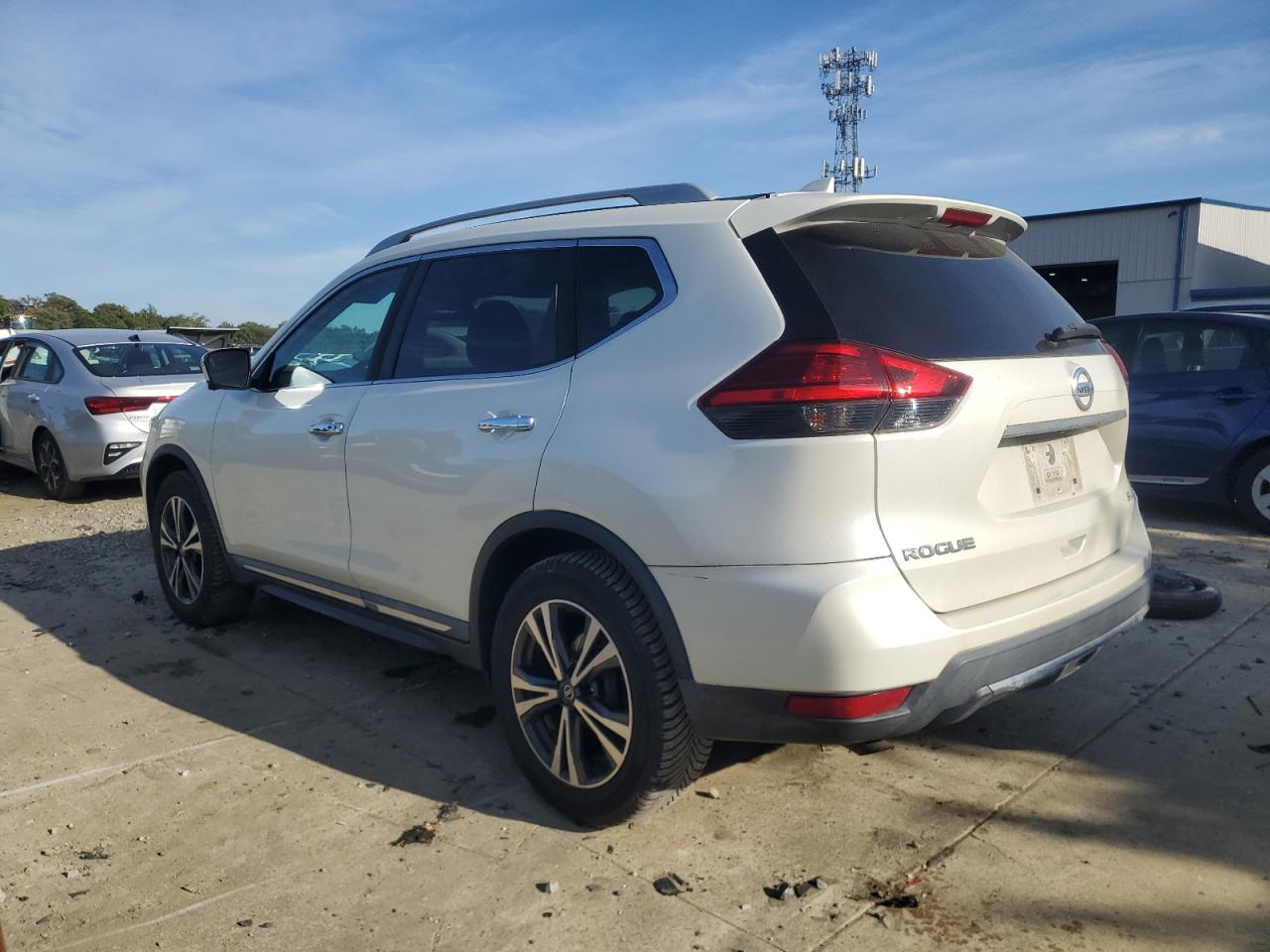 2017 NISSAN ROGUE SV photo 2