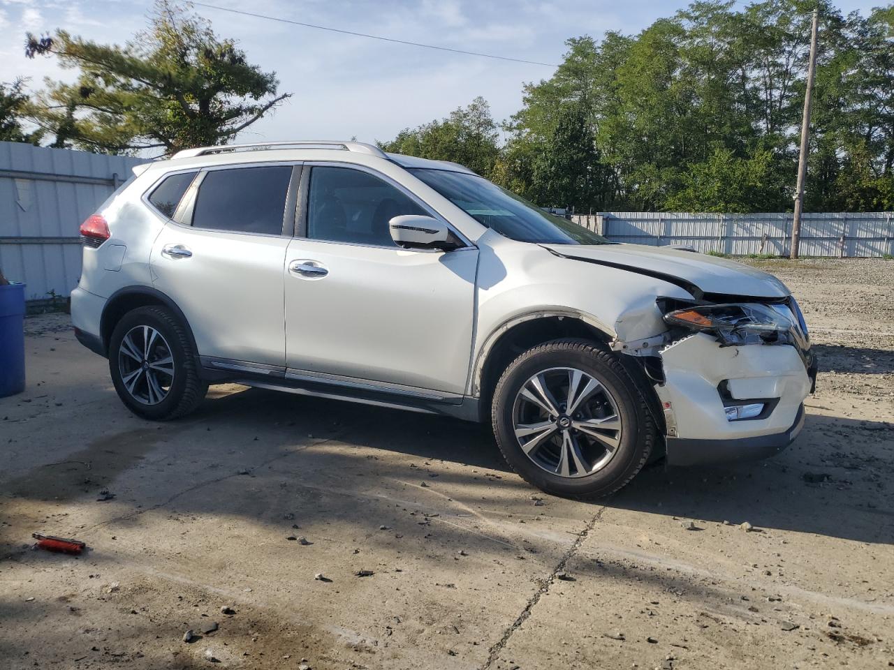 2017 NISSAN ROGUE SV photo 4