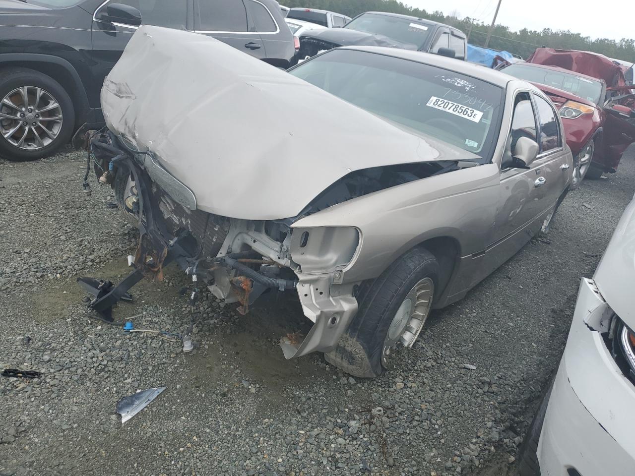 2001 LINCOLN TOWN CAR
