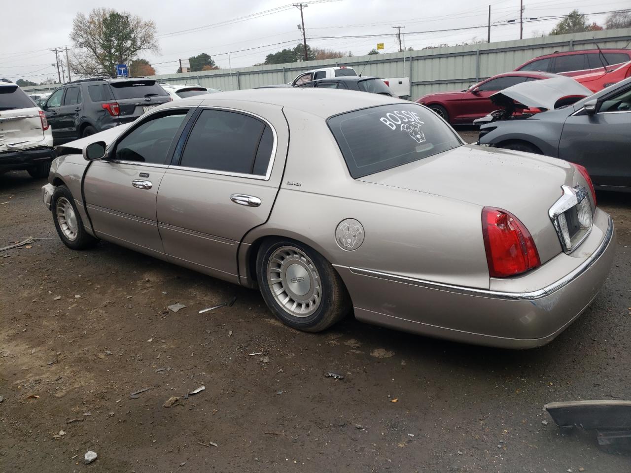 2001 LINCOLN TOWN CAR EXECUTIVE photo 2