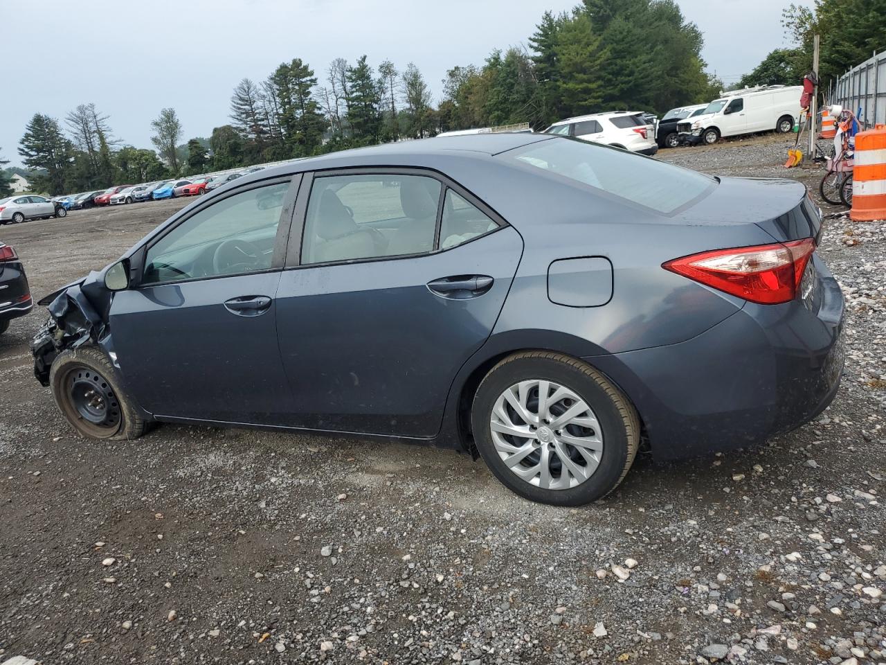 2018 TOYOTA COROLLA LE photo 2