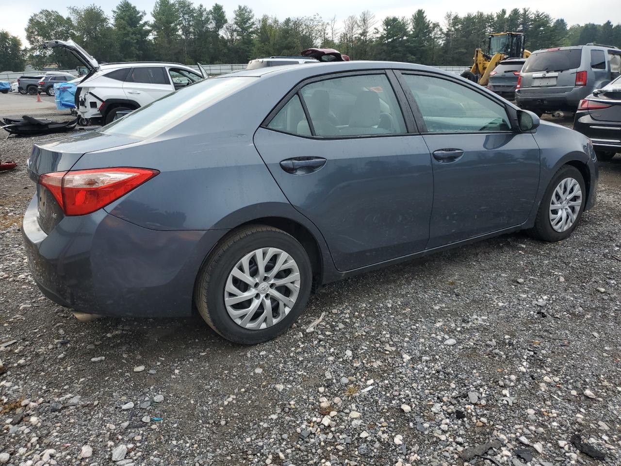 2018 TOYOTA COROLLA LE photo 3