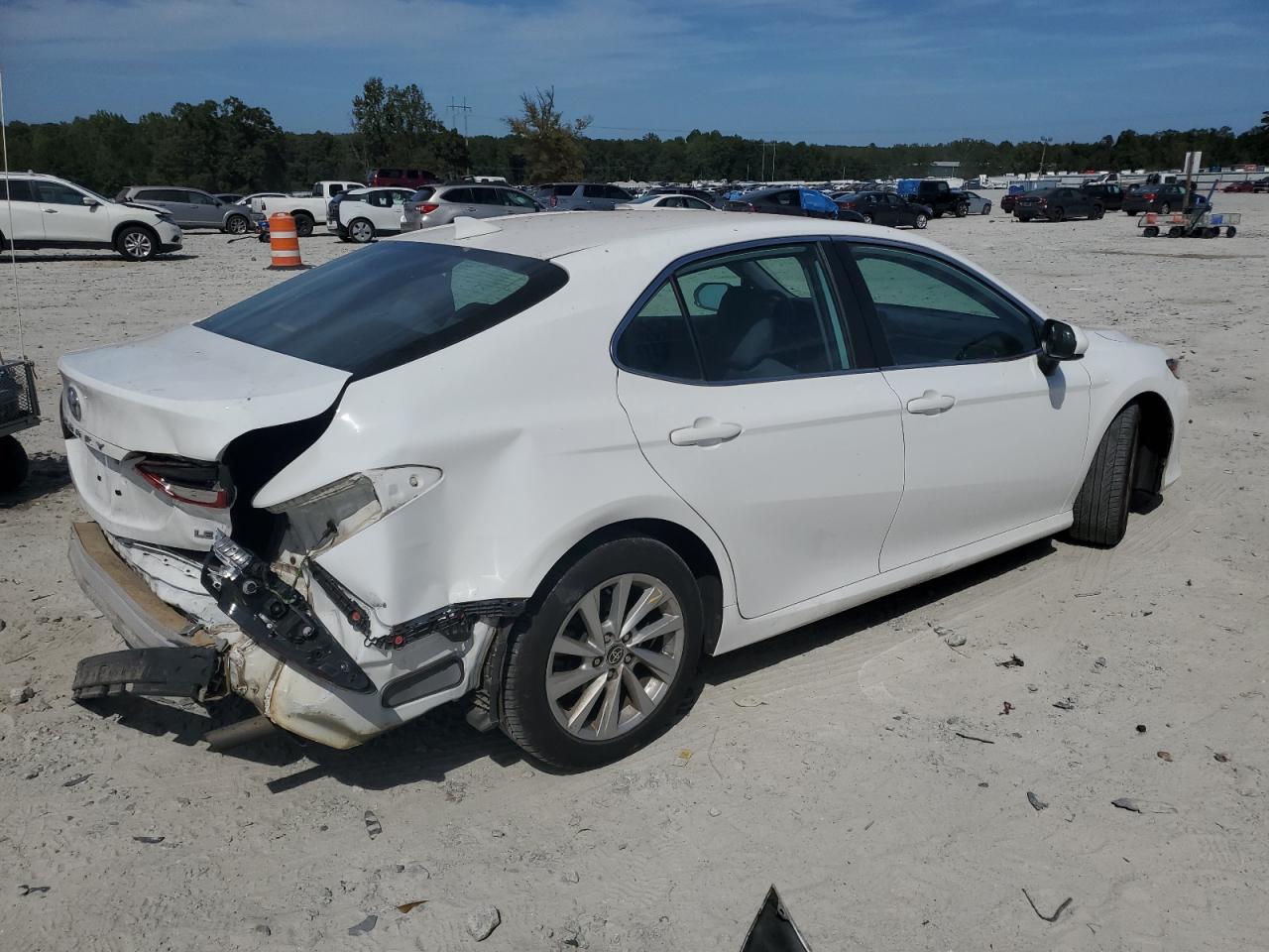 2022 TOYOTA CAMRY LE photo 3