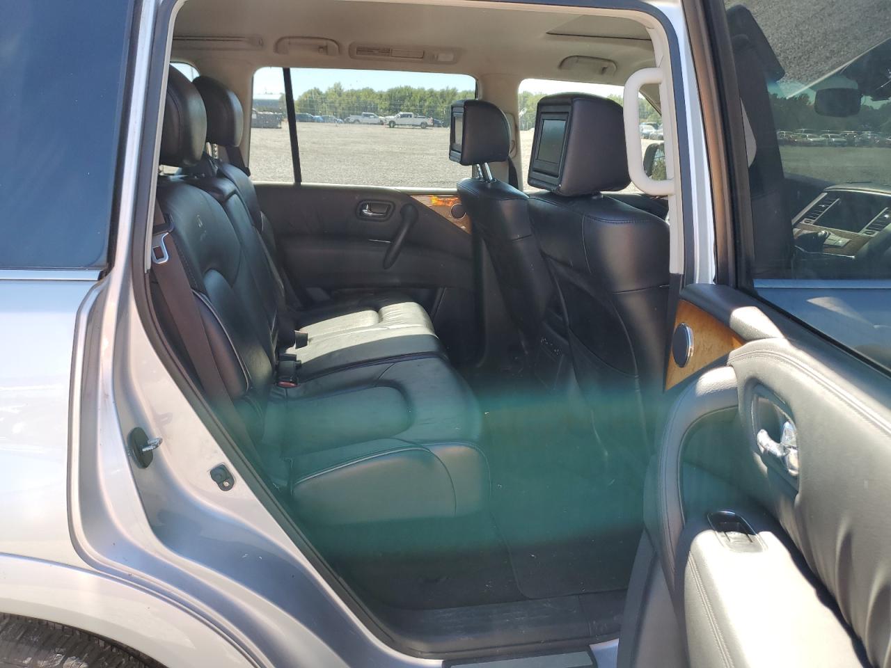 2011 INFINITI QX56 photo 11