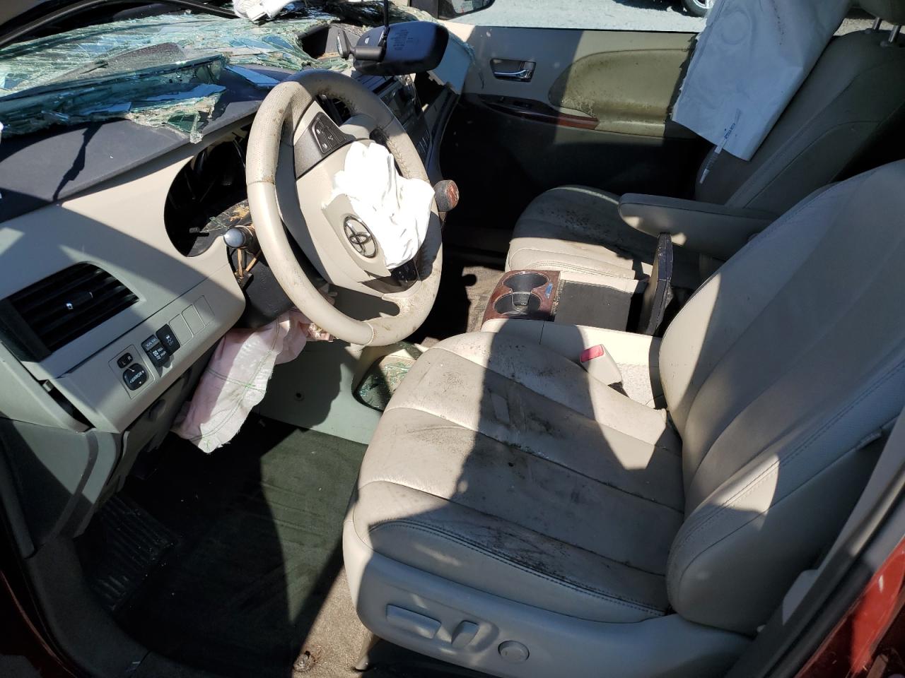 2013 TOYOTA SIENNA XLE photo 19