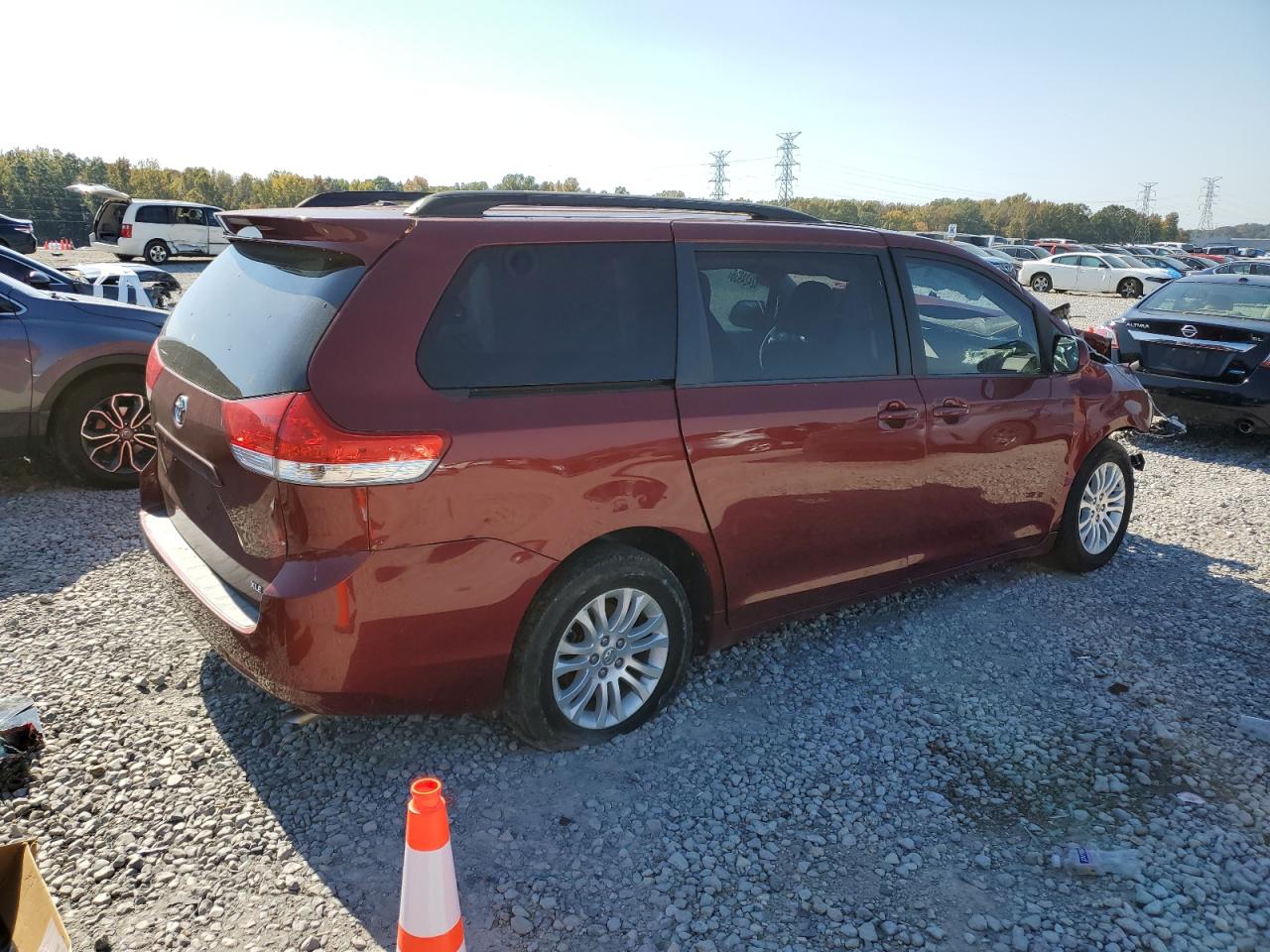 2013 TOYOTA SIENNA XLE photo 7