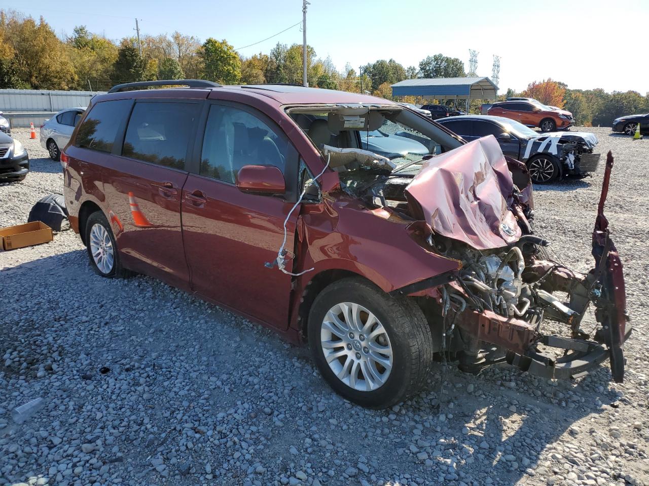 2013 TOYOTA SIENNA XLE photo 10