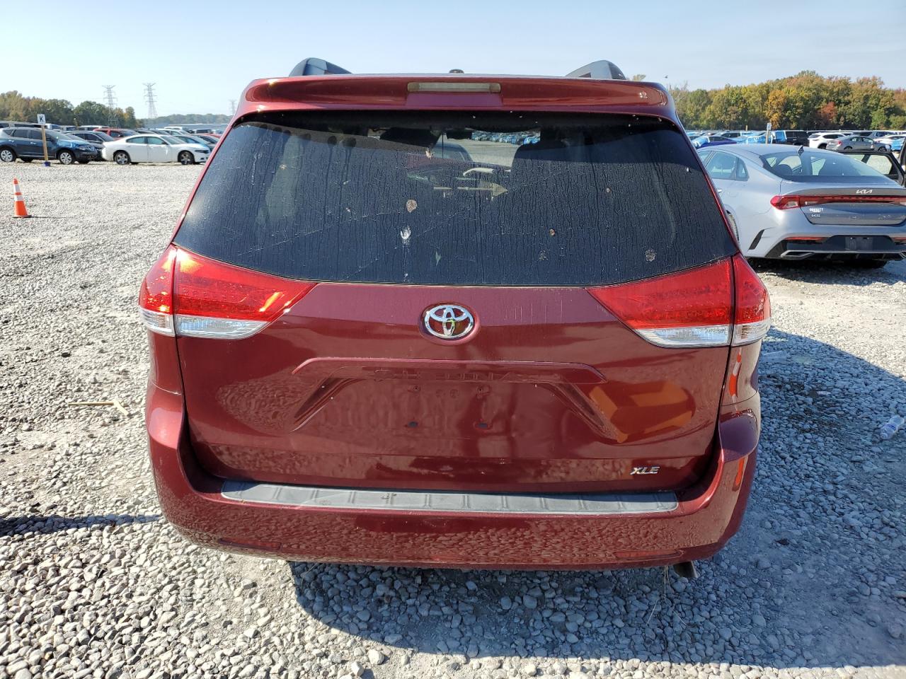 2013 TOYOTA SIENNA XLE photo 16