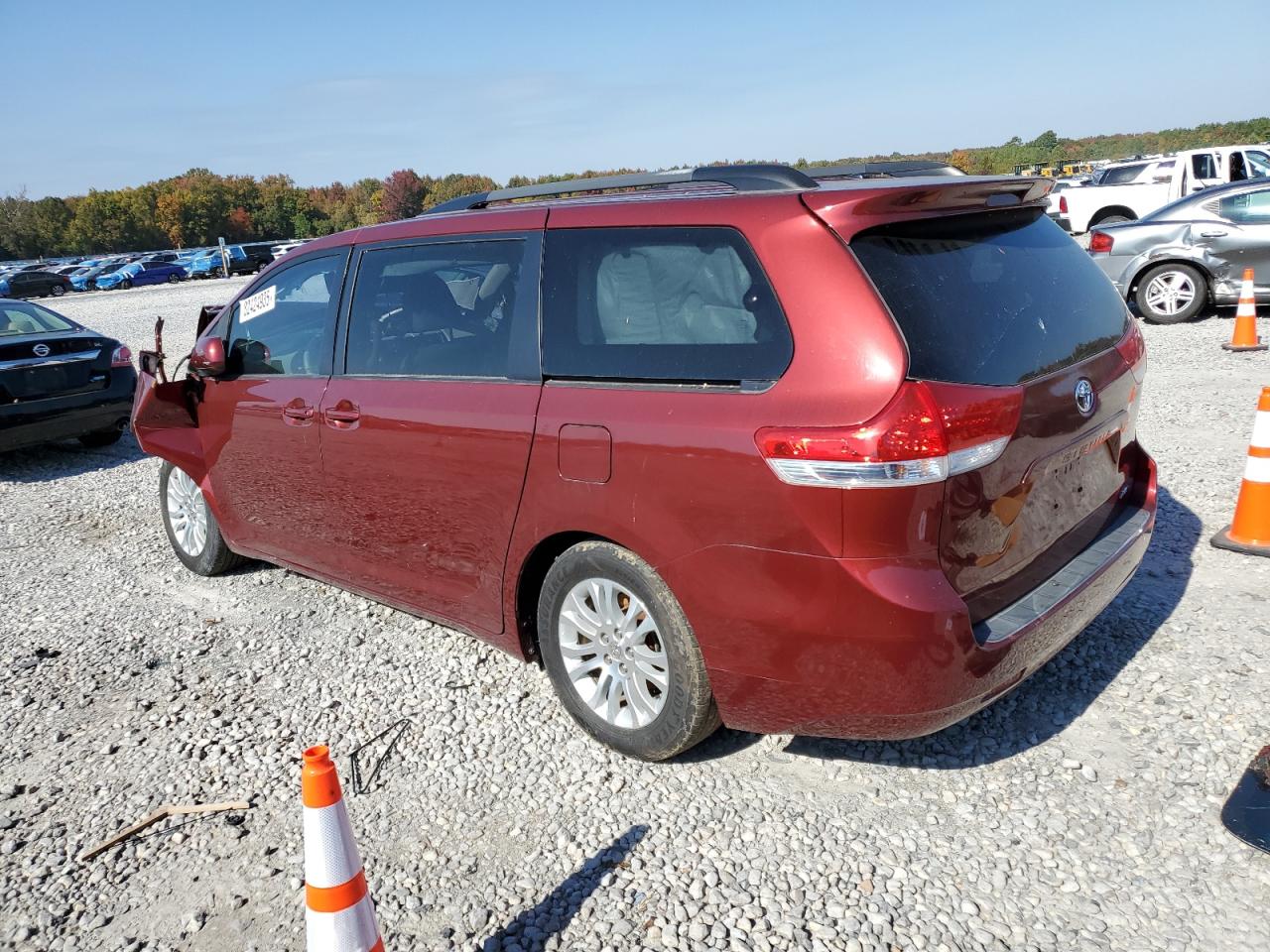 2013 TOYOTA SIENNA XLE photo 4
