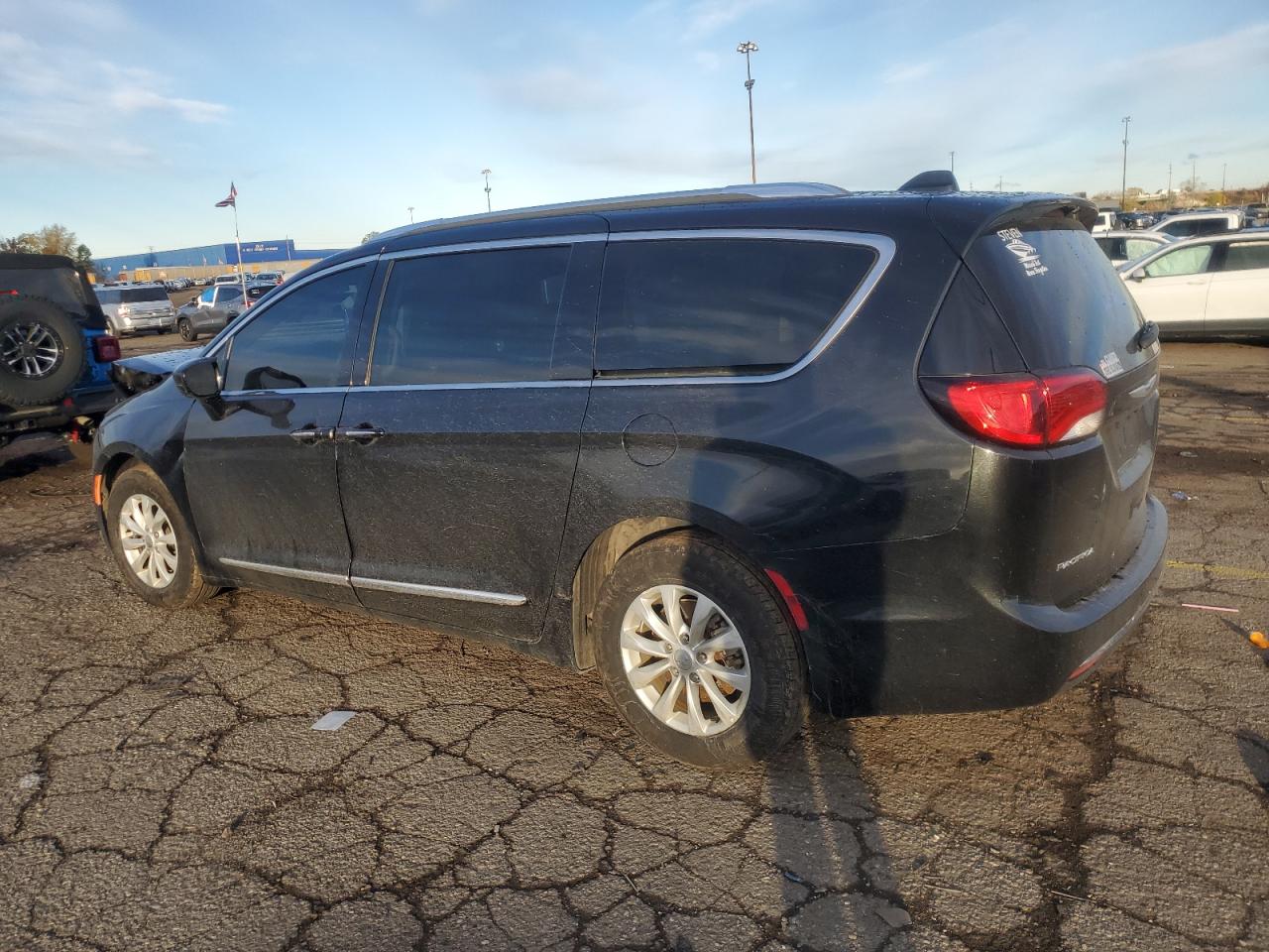 2019 CHRYSLER PACIFICA TOURING L photo 4