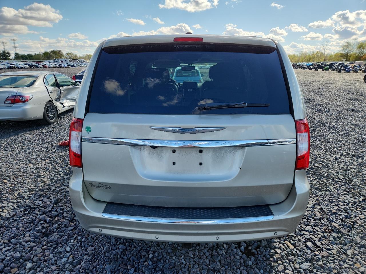 2013 CHRYSLER TOWN & COUNTRY TOURING L photo 16