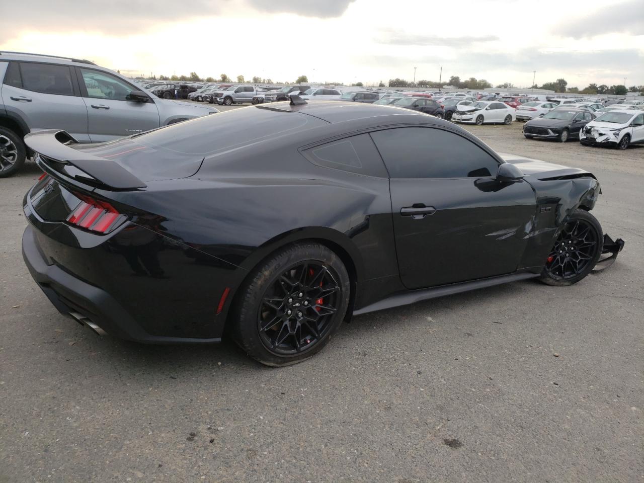 2024 FORD MUSTANG GT photo 3