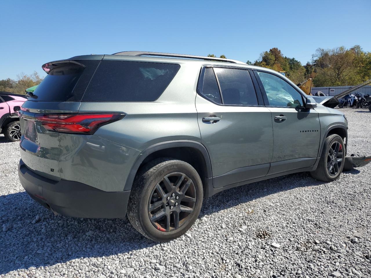 2023 CHEVROLET TRAVERSE LT photo 3