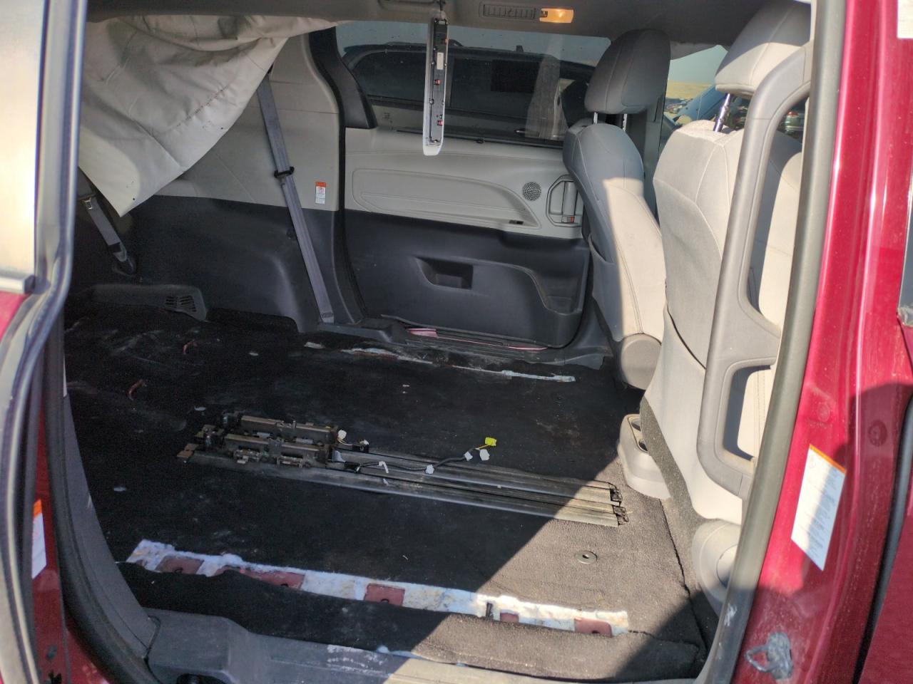 2021 TOYOTA SIENNA LE photo 19