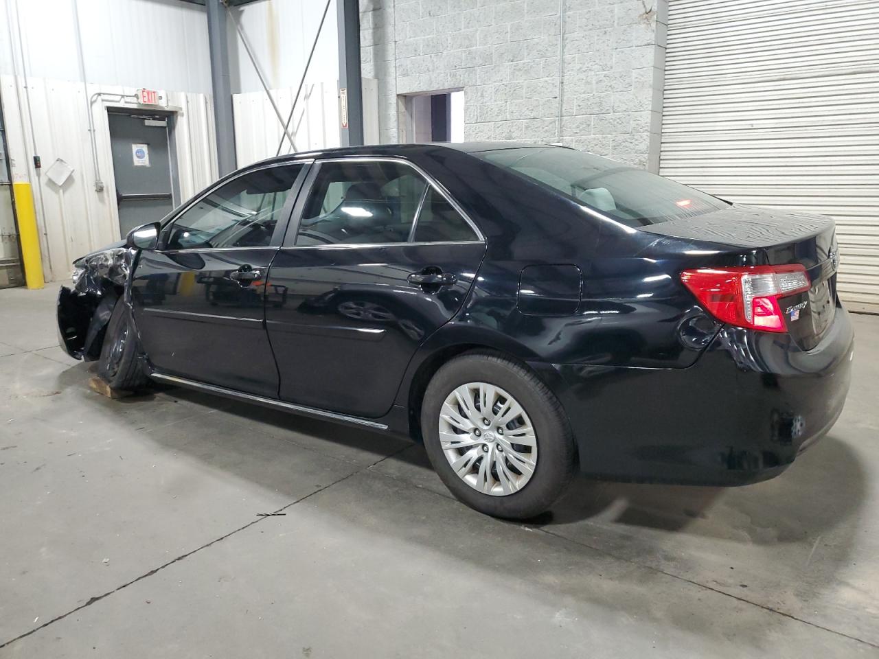 2014 TOYOTA CAMRY LE photo 4