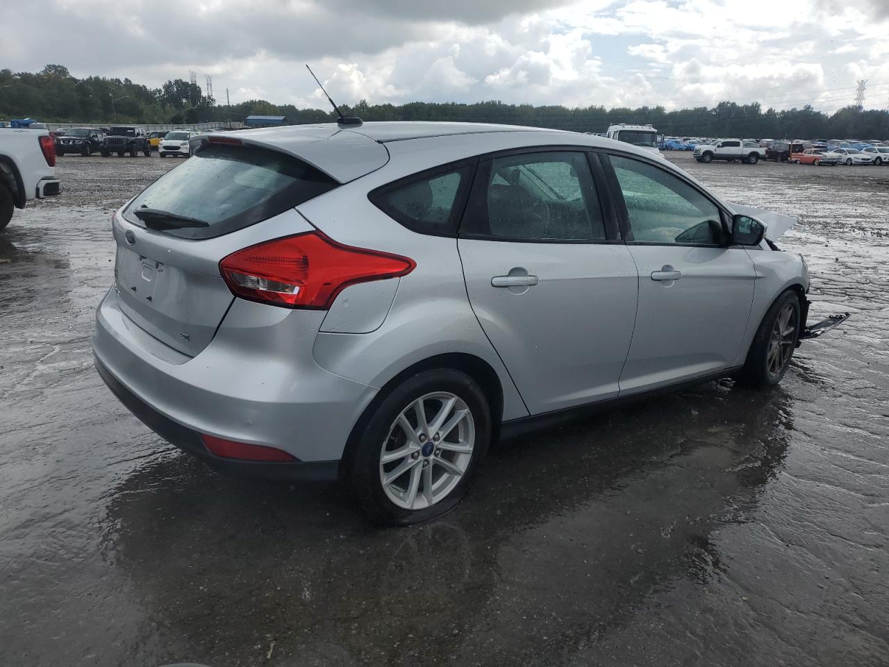 2017 FORD FOCUS SE photo 3
