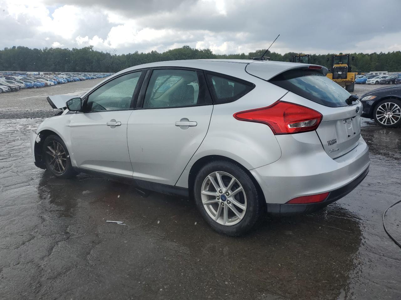 2017 FORD FOCUS SE photo 2