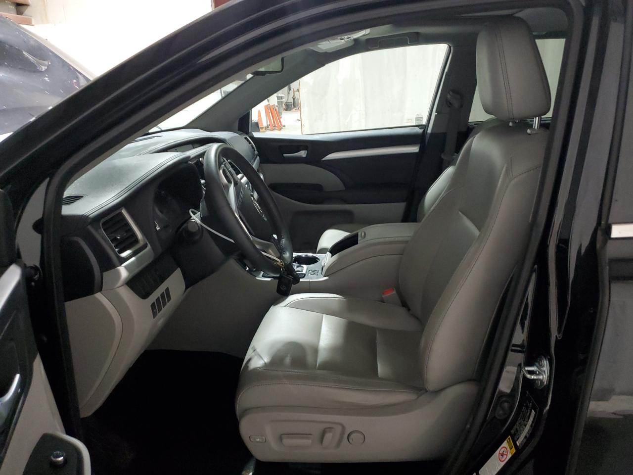 2016 TOYOTA HIGHLANDER XLE photo 13