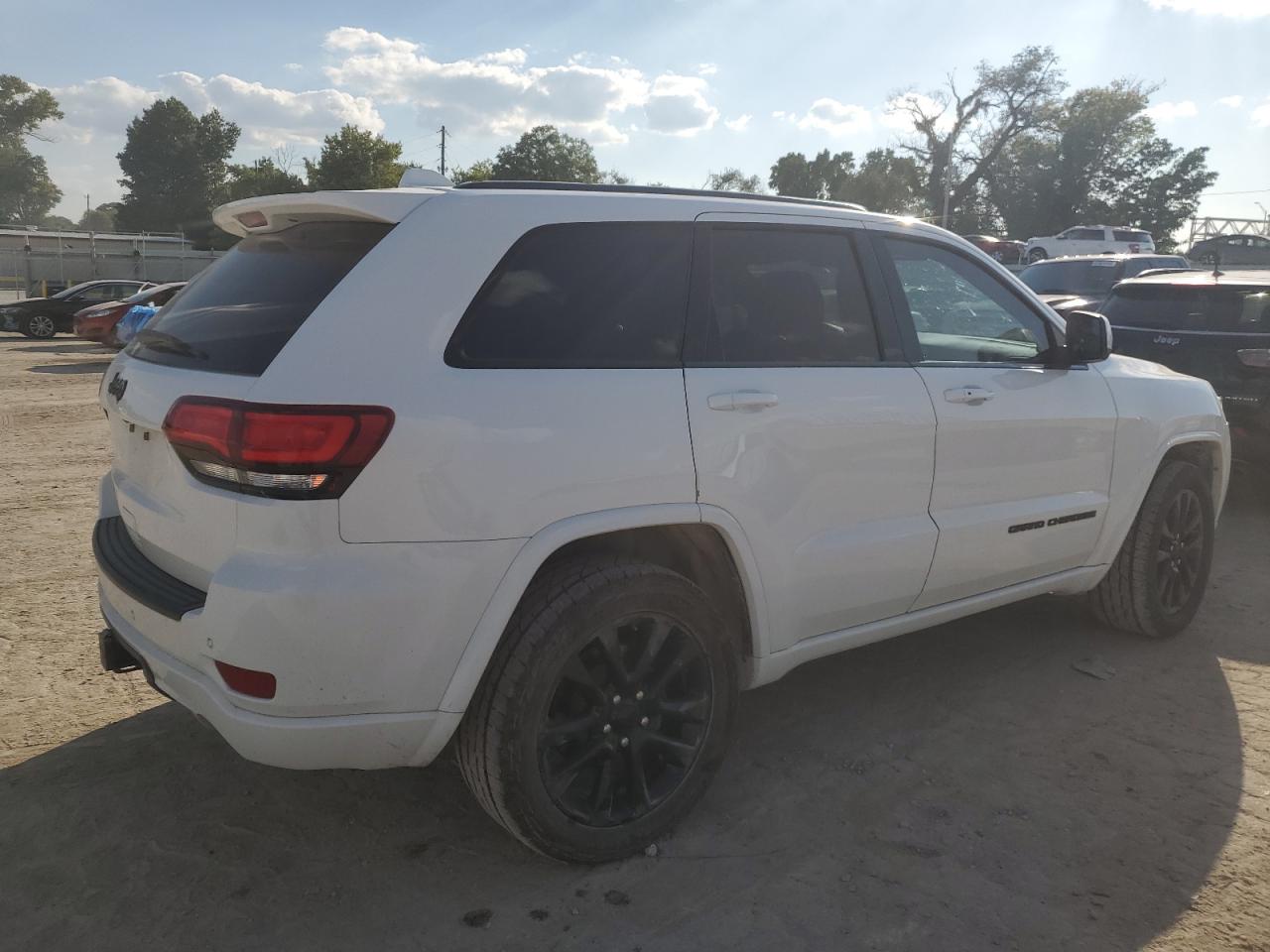 2020 JEEP GRAND CHEROKEE LAREDO photo 3