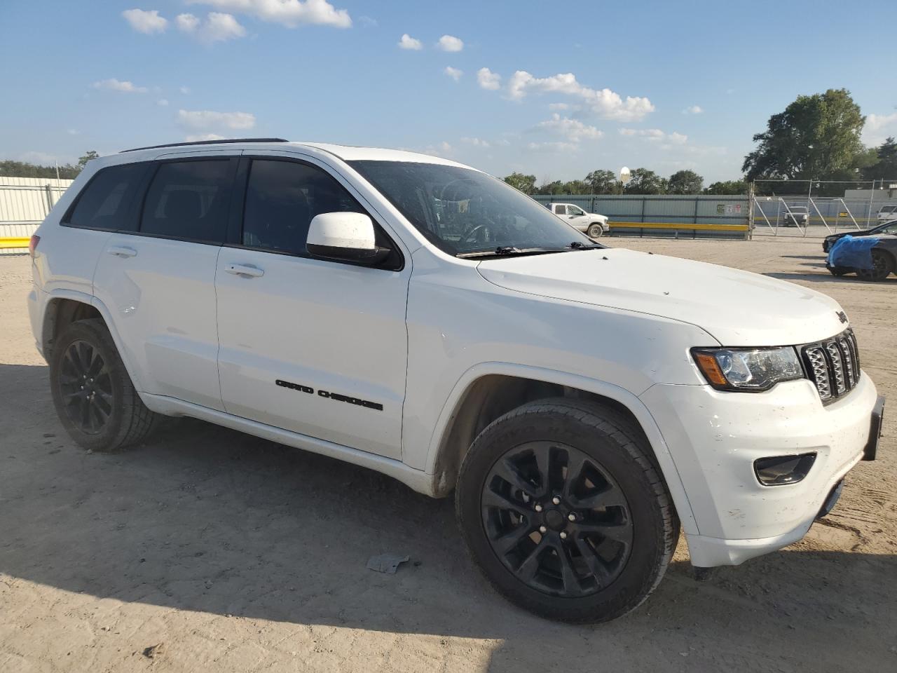 2020 JEEP GRAND CHEROKEE LAREDO photo 4