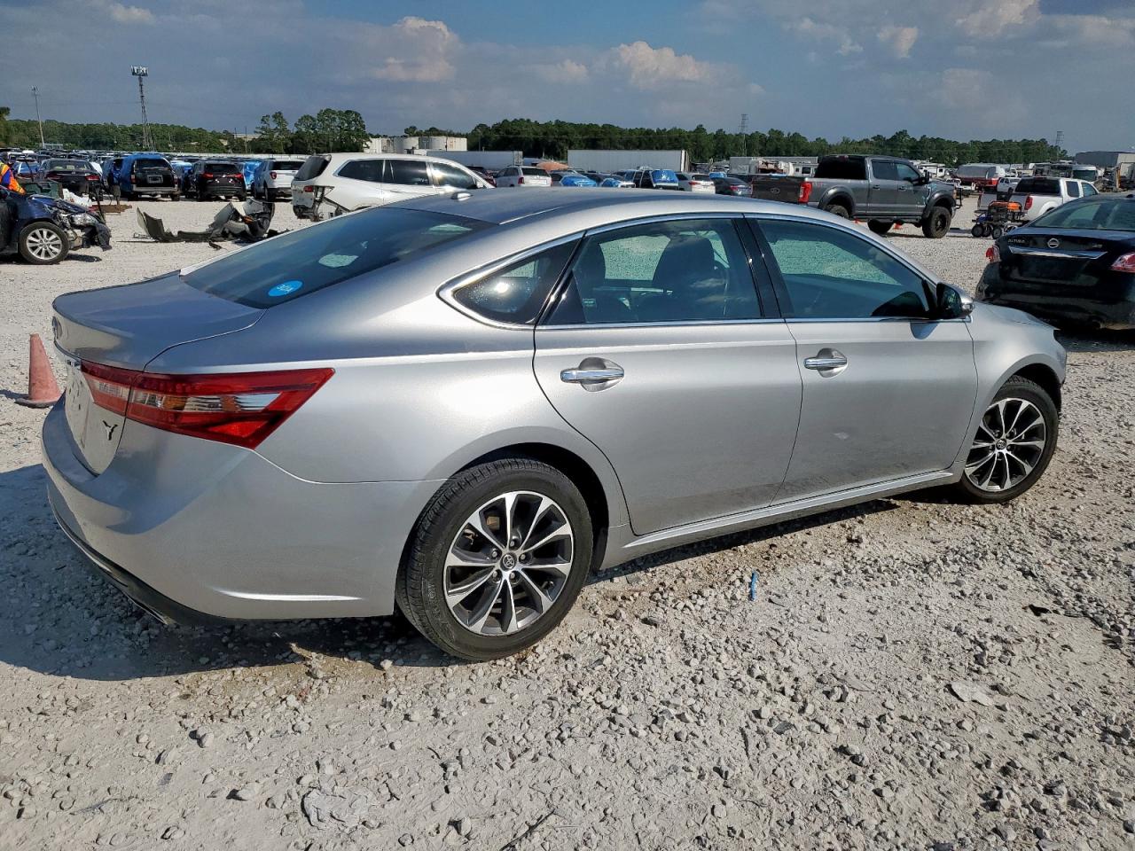 2016 TOYOTA AVALON XLE photo 3