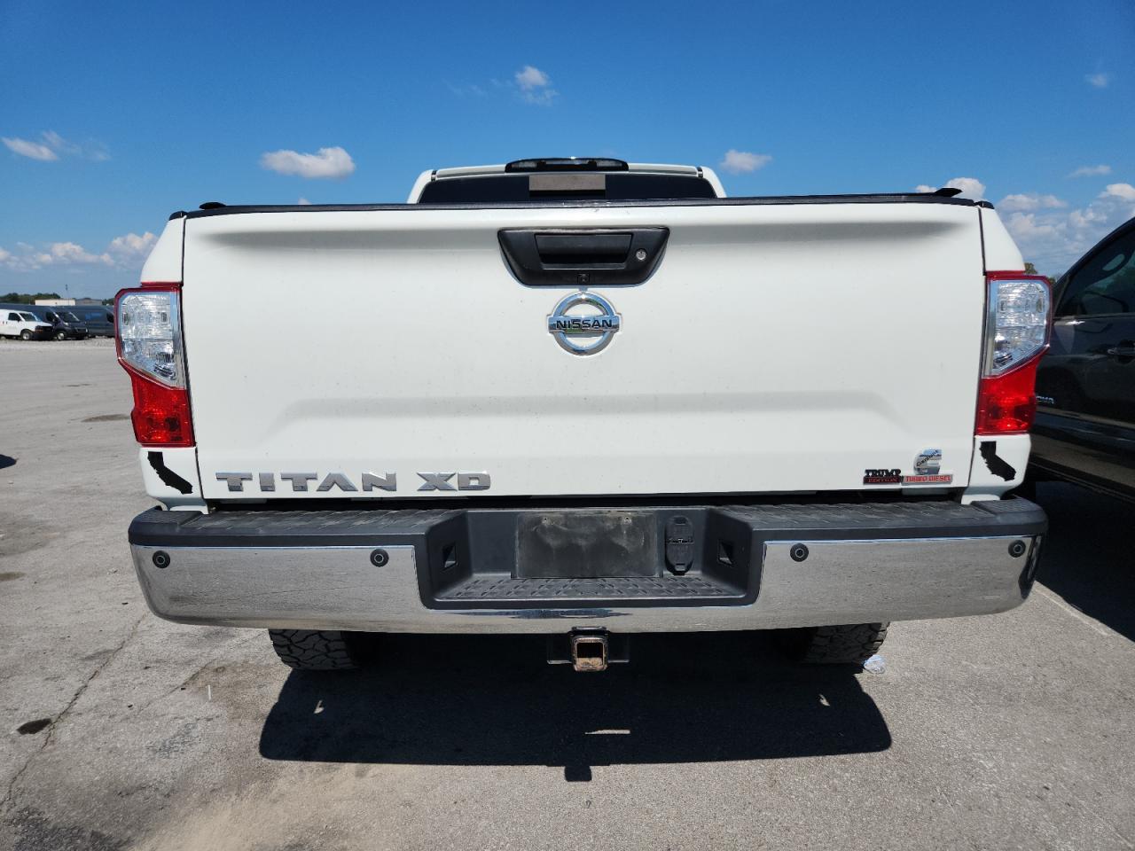 2016 NISSAN TITAN XD SL photo 11