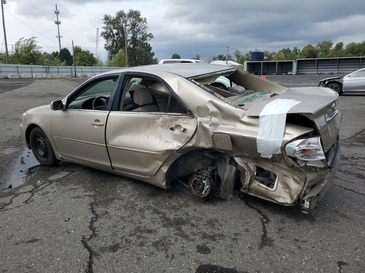 2003 TOYOTA CAMRY LE photo 2