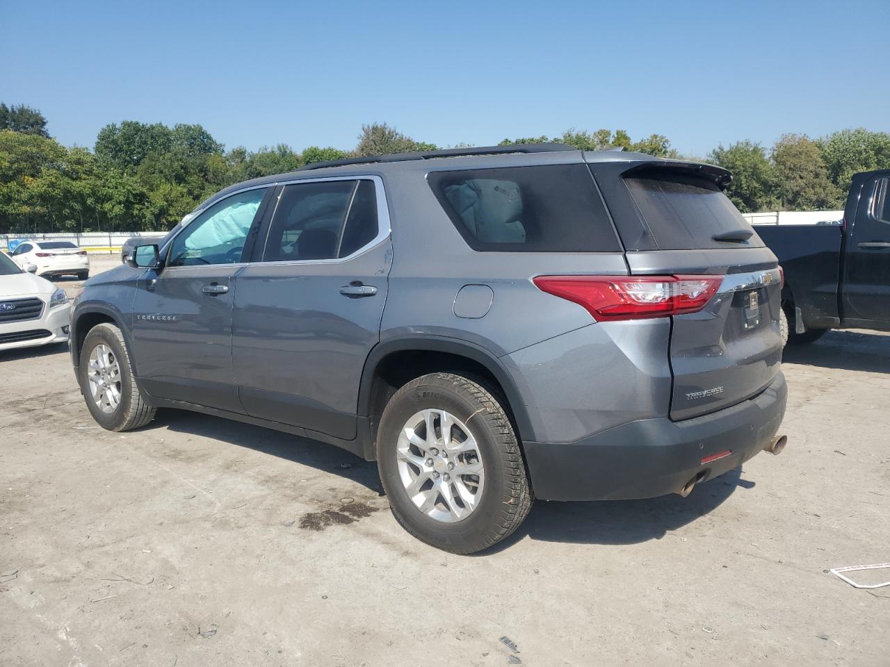 2019 CHEVROLET TRAVERSE LT photo 2