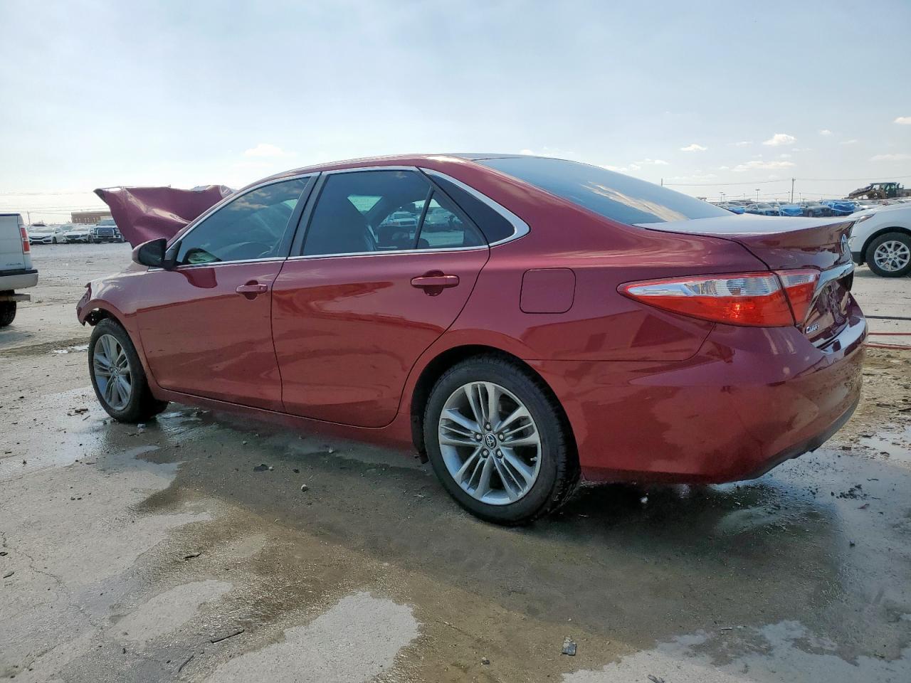 2016 TOYOTA CAMRY SE photo 3