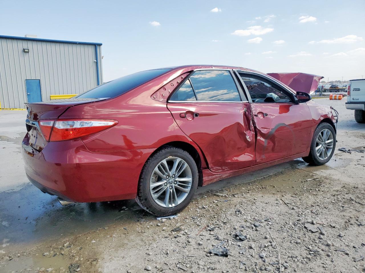 2016 TOYOTA CAMRY SE photo 5