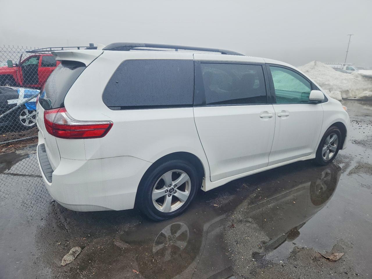 2020 TOYOTA SIENNA LE 8-PASSENGER photo 3