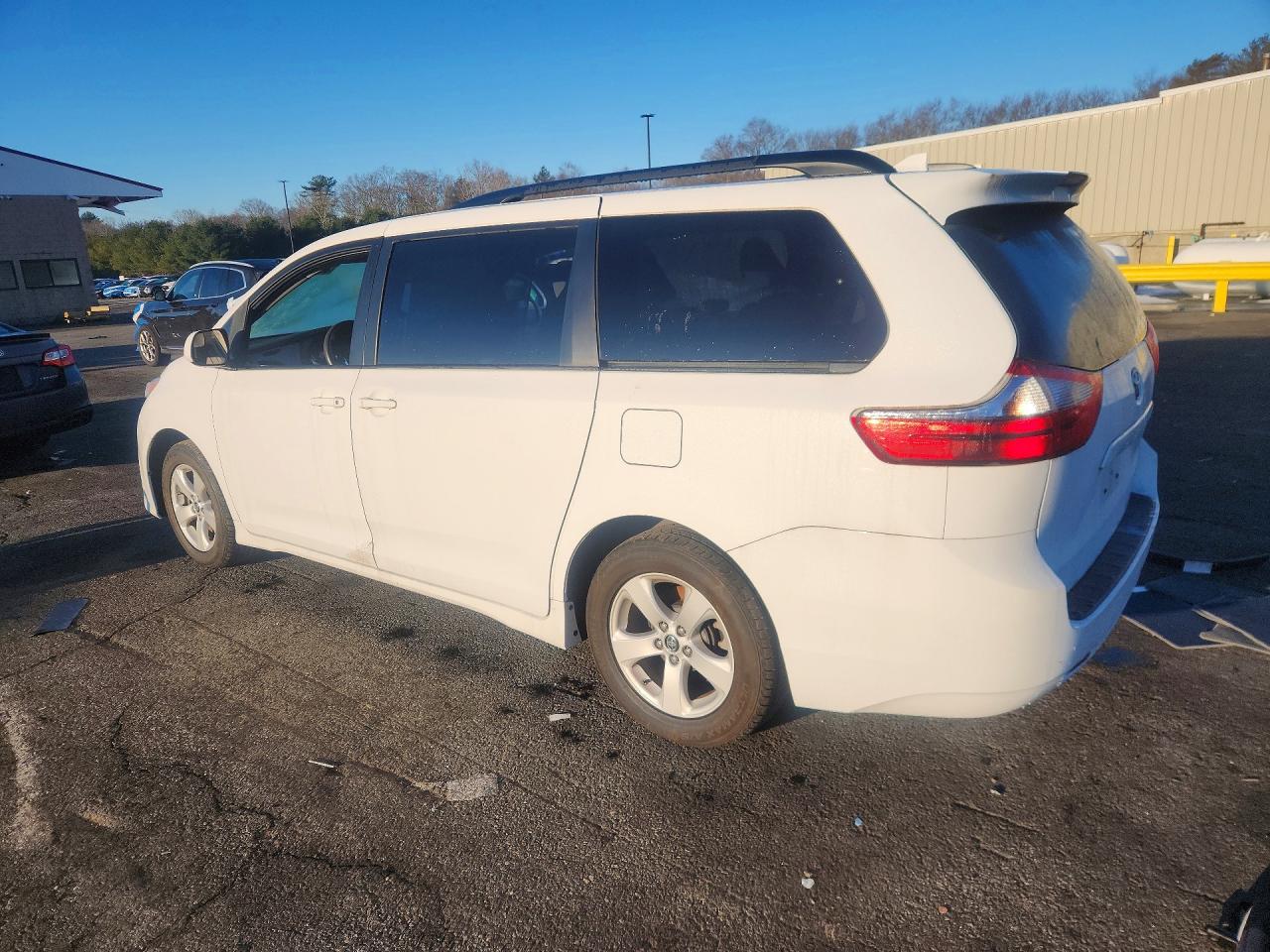 2020 TOYOTA SIENNA LE 8-PASSENGER photo 2