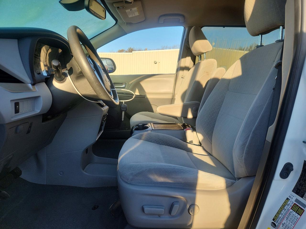 2020 TOYOTA SIENNA LE 8-PASSENGER photo 7