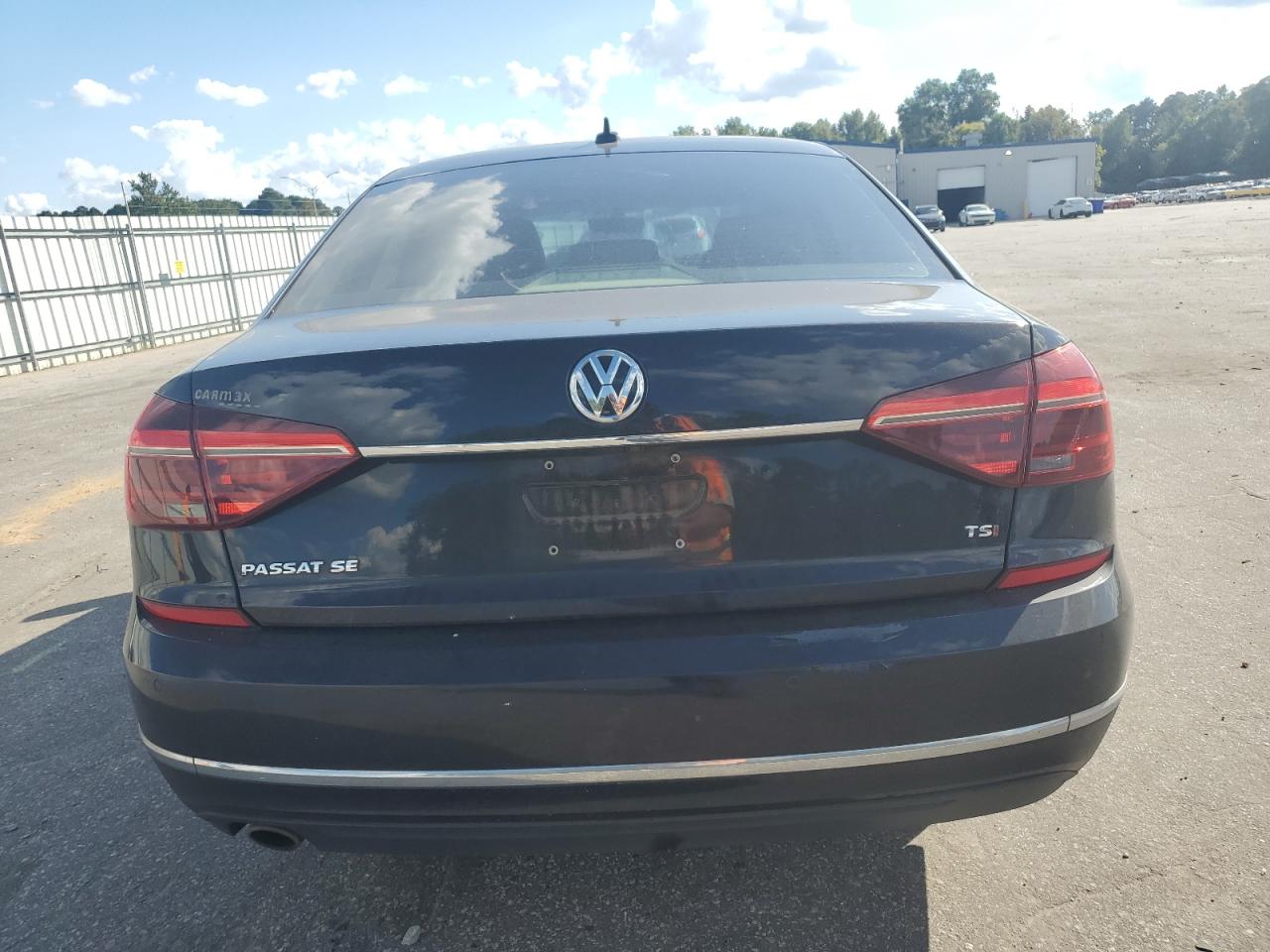 2018 VOLKSWAGEN PASSAT SE photo 16