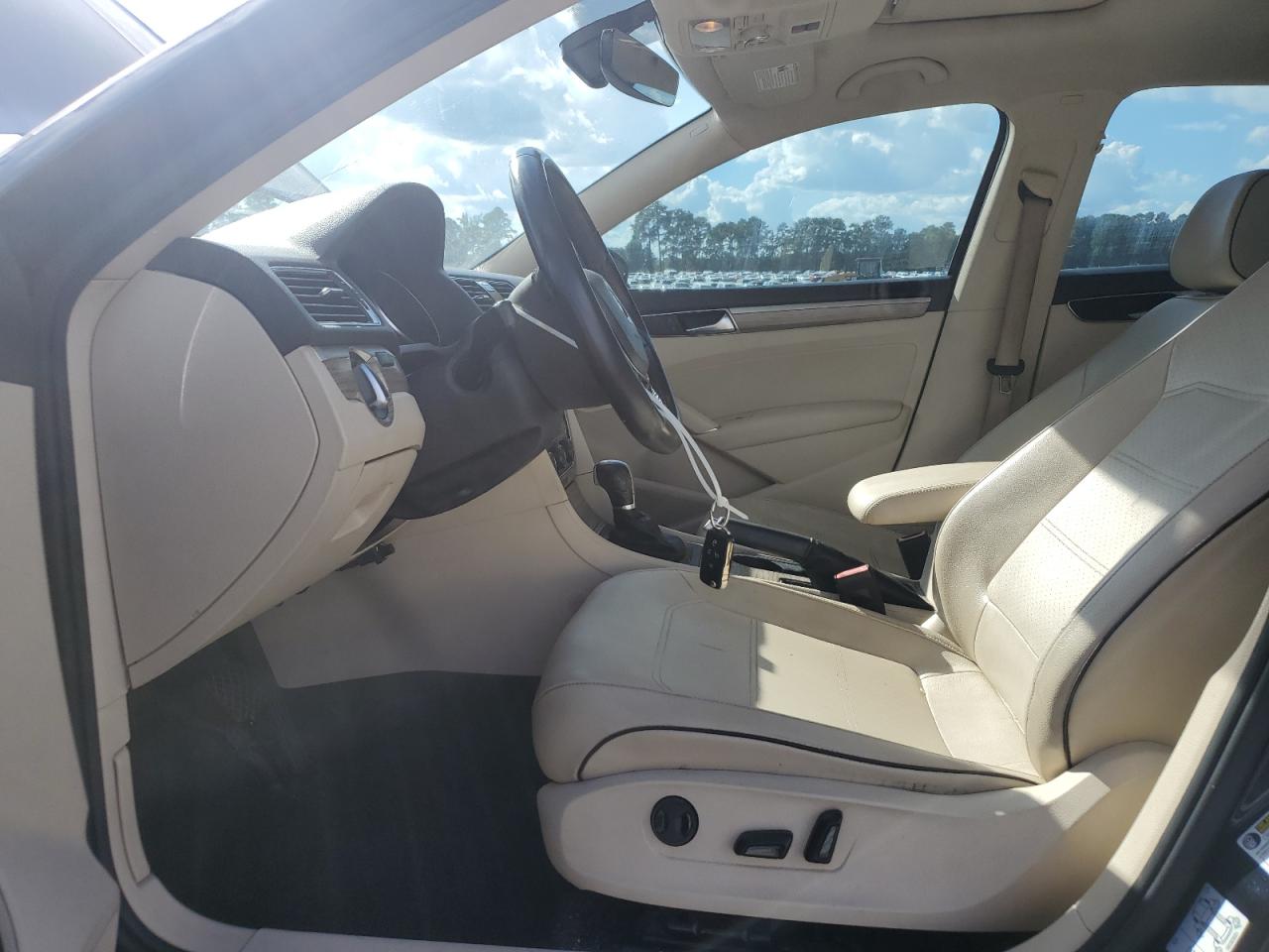 2018 VOLKSWAGEN PASSAT SE photo 19