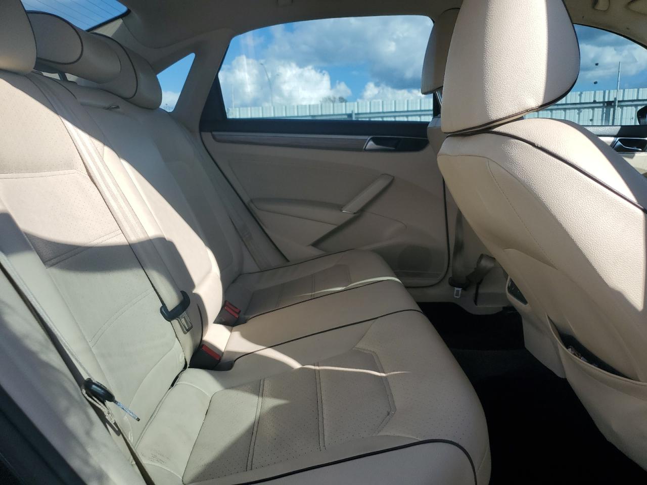 2018 VOLKSWAGEN PASSAT SE photo 28