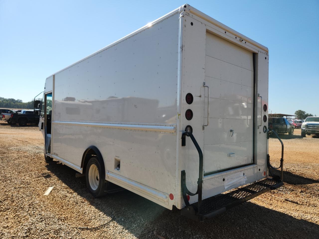 2023 FORD F59 photo 2