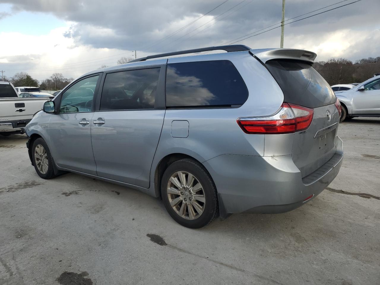 2016 TOYOTA SIENNA XLE photo 2