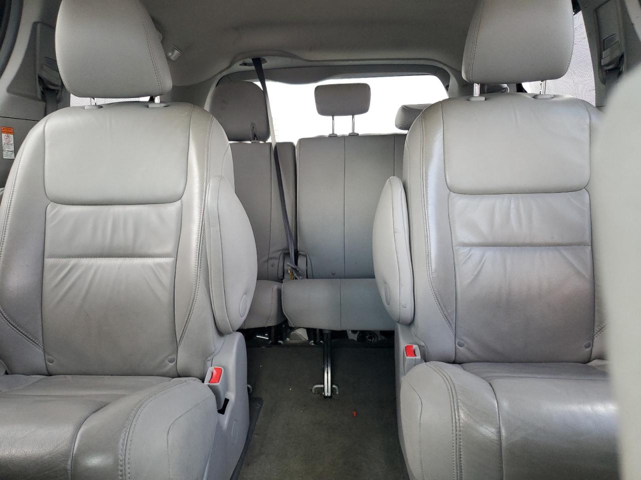 2016 TOYOTA SIENNA XLE photo 10