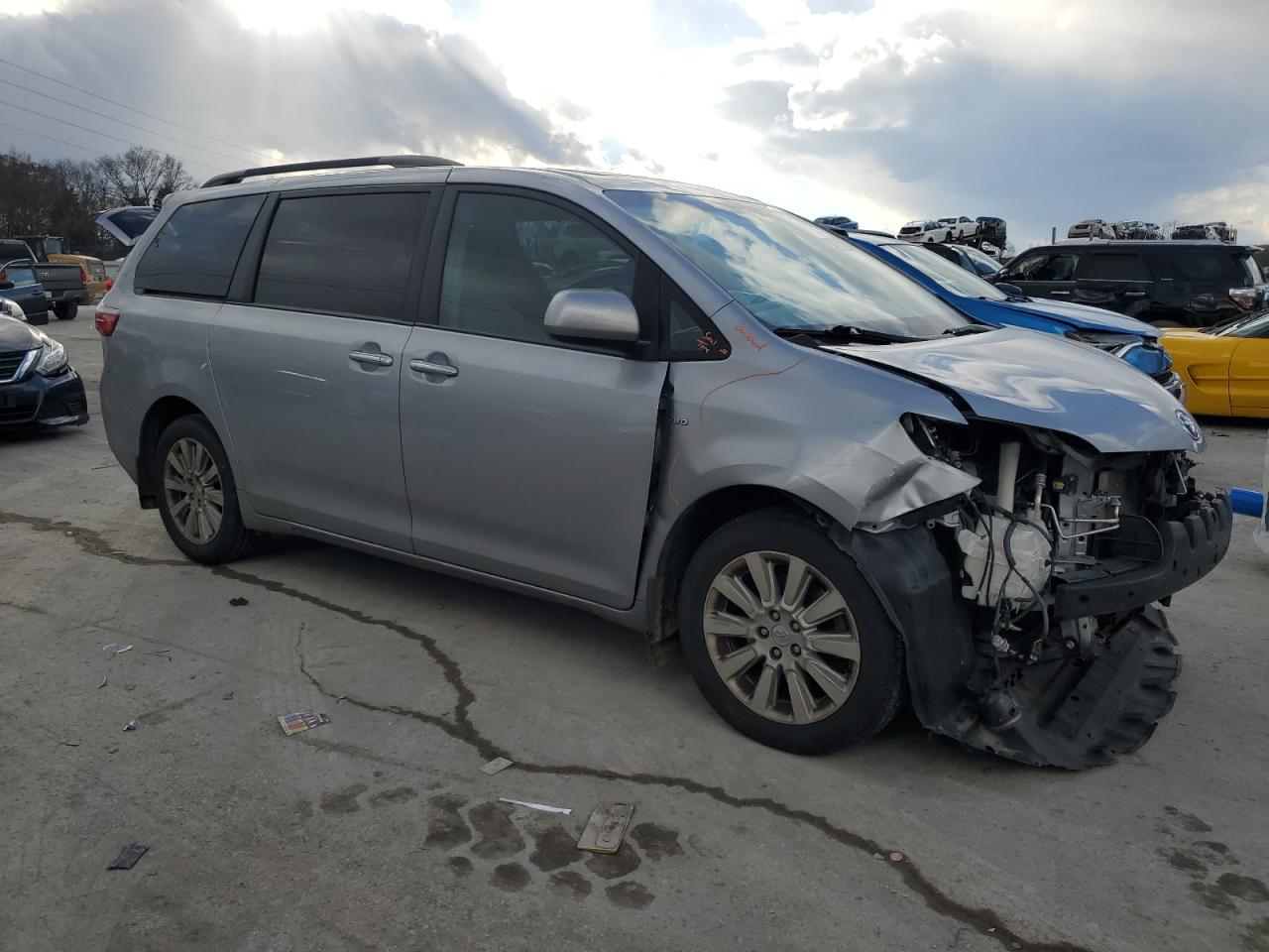 2016 TOYOTA SIENNA XLE photo 4