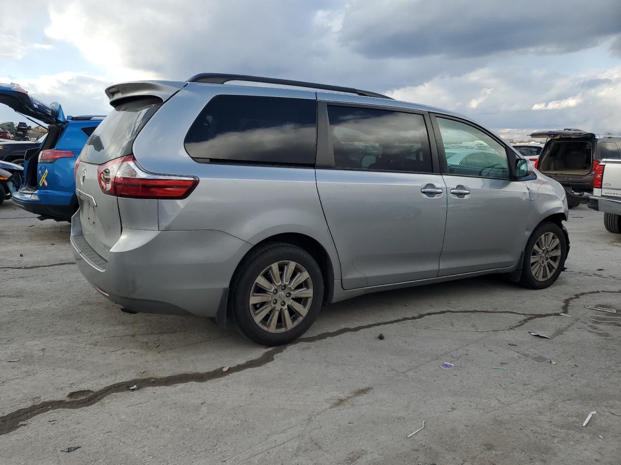 2016 TOYOTA SIENNA XLE photo 3