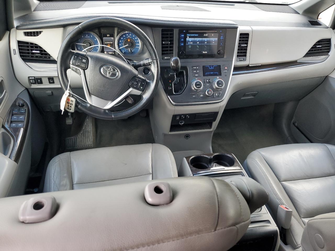 2016 TOYOTA SIENNA XLE photo 8